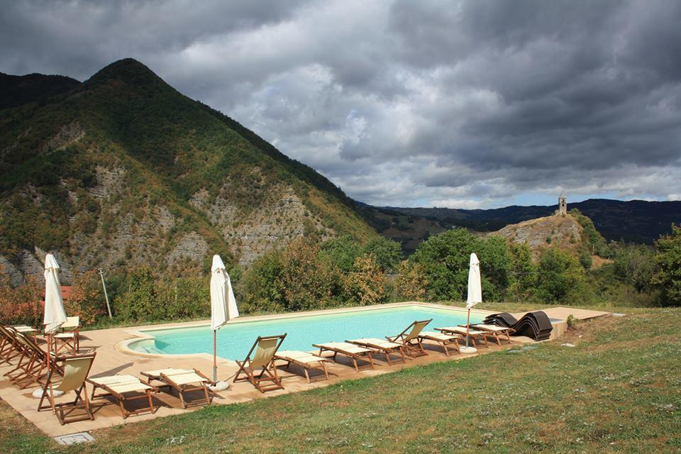 Borgo Pianello Holiday Homes And Winery Lizzano In Belvedere Exterior photo